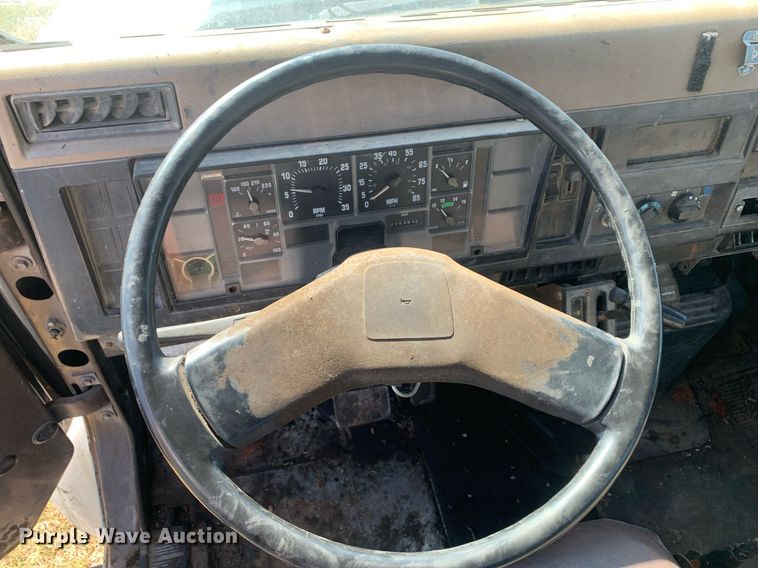 image for item JT9734 1992 International  4700  oil distributor truck