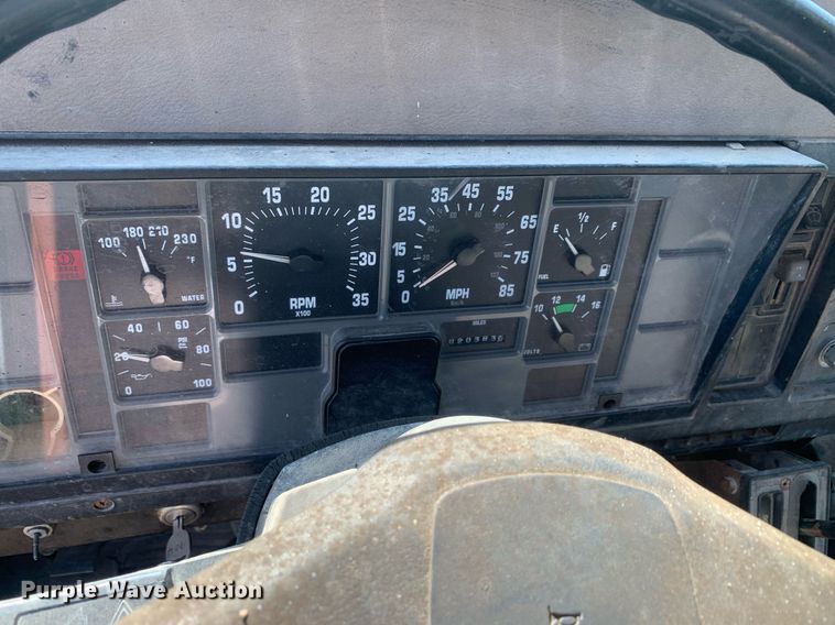 image for item JT9734 1992 International  4700  oil distributor truck