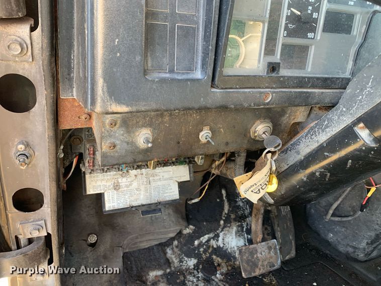 image for item JT9734 1992 International  4700  oil distributor truck