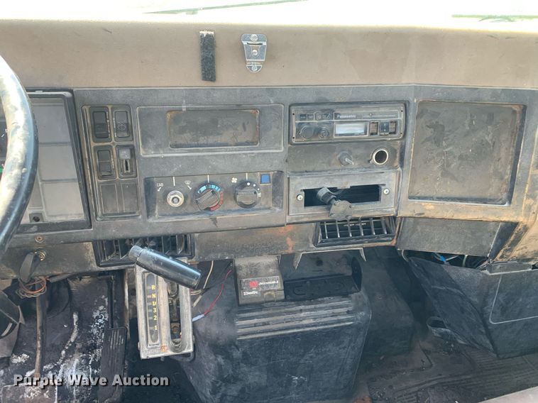 image for item JT9734 1992 International  4700  oil distributor truck