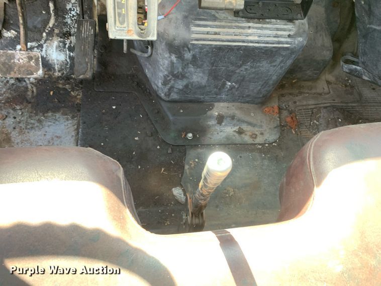 image for item JT9734 1992 International  4700  oil distributor truck