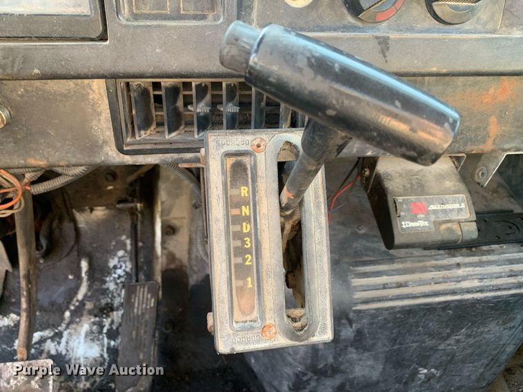 image for item JT9734 1992 International  4700  oil distributor truck