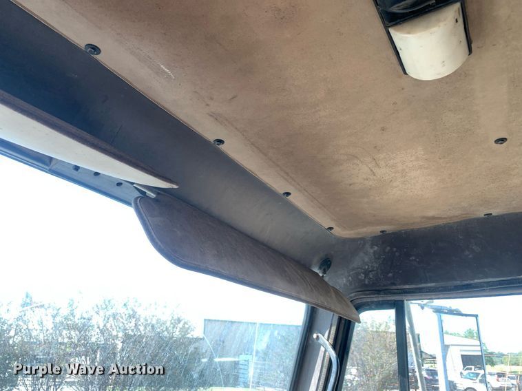 image for item JT9734 1992 International  4700  oil distributor truck