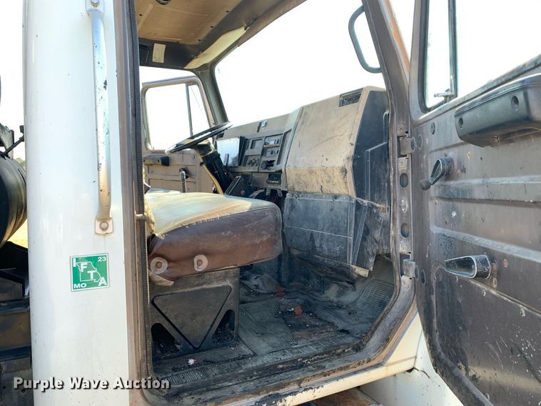 image for item JT9734 1992 International  4700  oil distributor truck