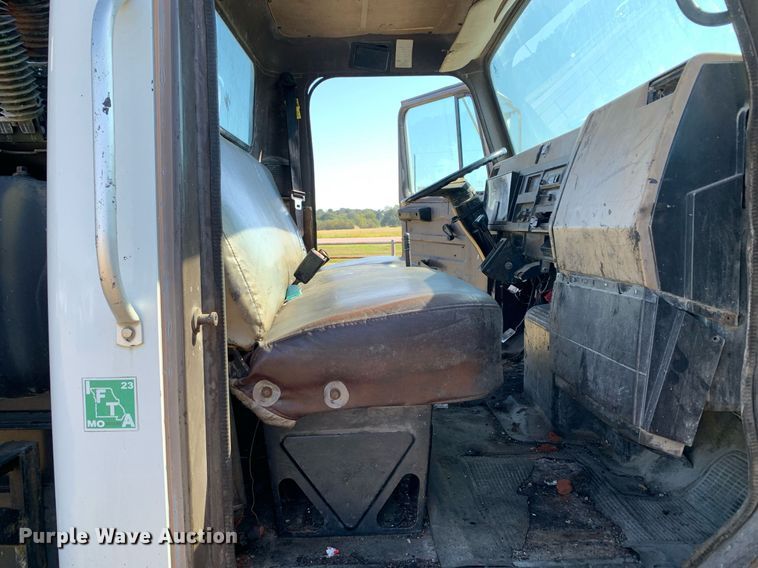 image for item JT9734 1992 International  4700  oil distributor truck