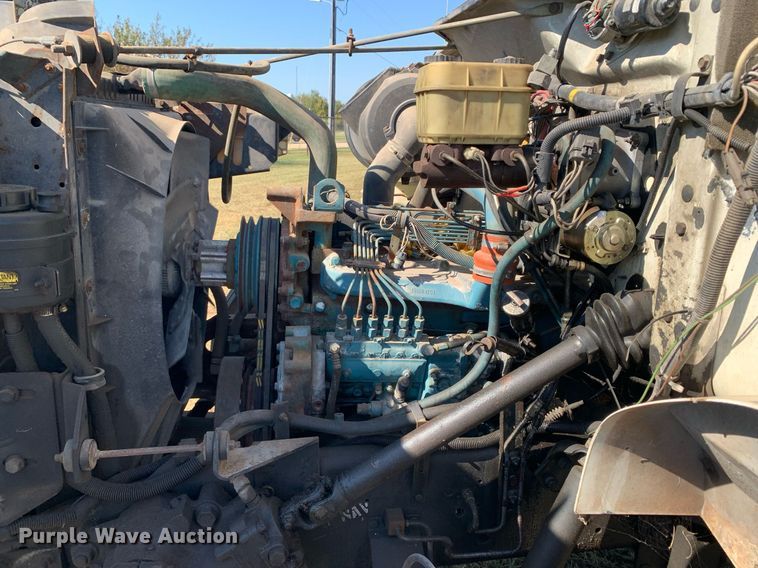 image for item JT9734 1992 International  4700  oil distributor truck