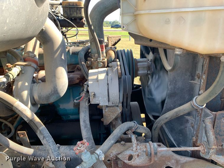 image for item JT9734 1992 International  4700  oil distributor truck