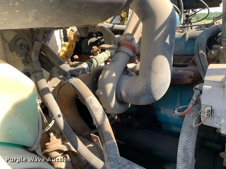 image for item JT9734 1992 International  4700  oil distributor truck