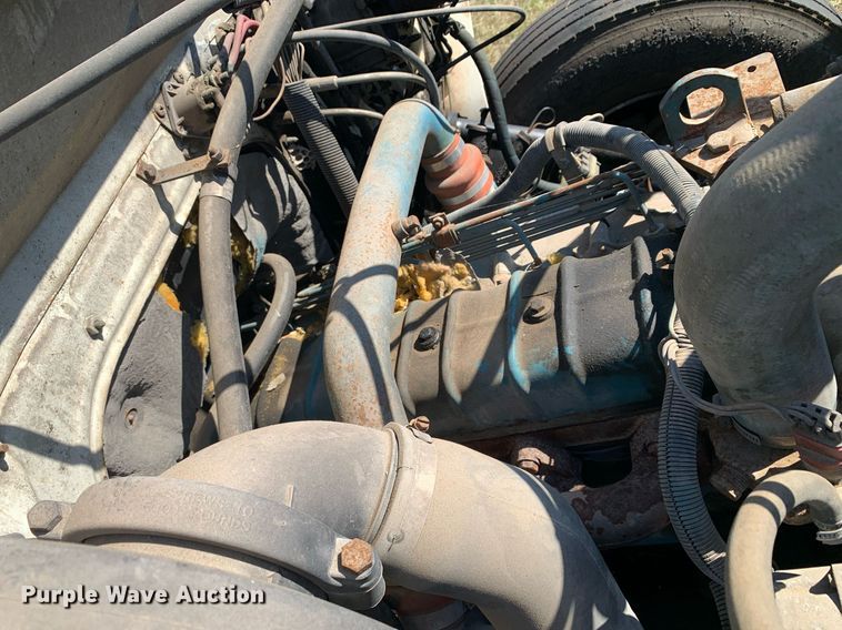 image for item JT9734 1992 International  4700  oil distributor truck