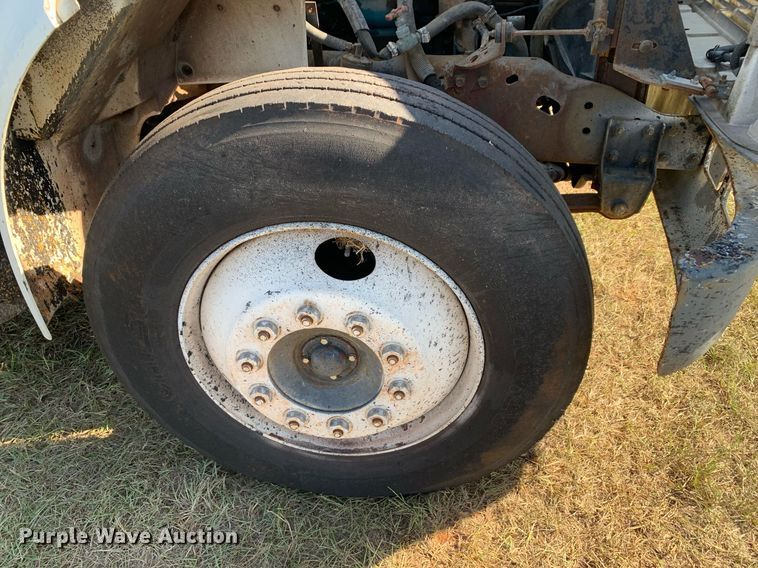 image for item JT9734 1992 International  4700  oil distributor truck