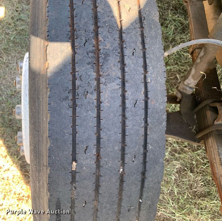 image for item JT9734 1992 International  4700  oil distributor truck