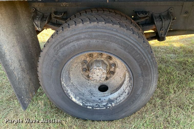 image for item JT9734 1992 International  4700  oil distributor truck