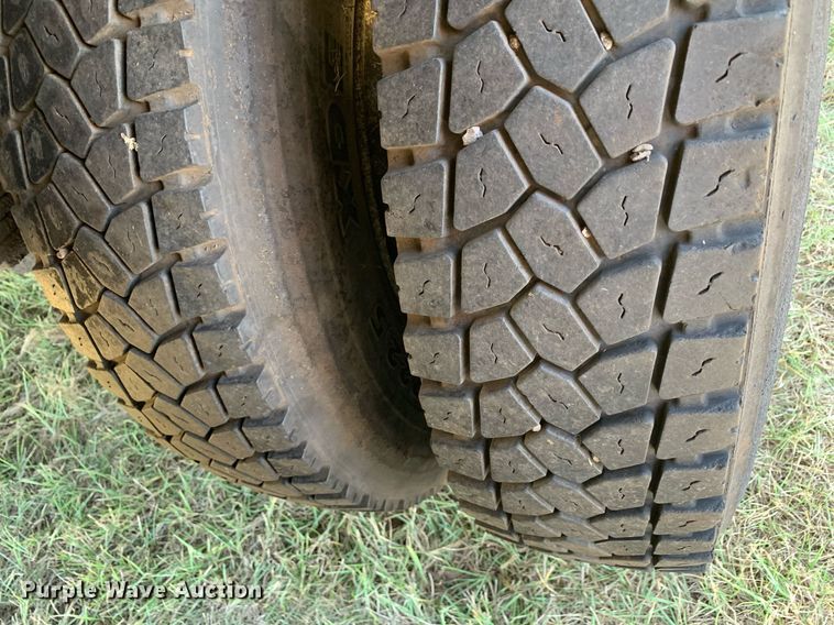 image for item JT9734 1992 International  4700  oil distributor truck