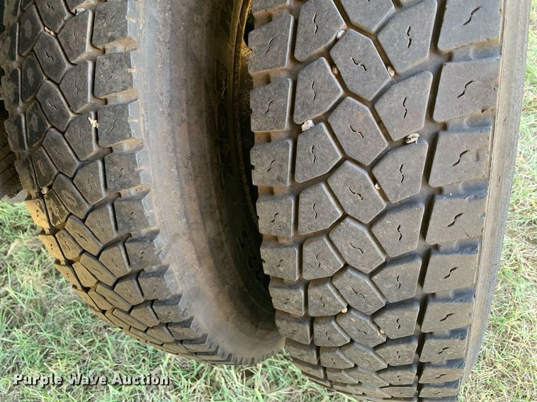 image for item JT9734 1992 International  4700  oil distributor truck