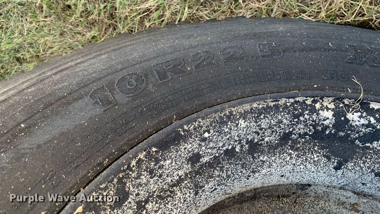 image for item JT9734 1992 International  4700  oil distributor truck