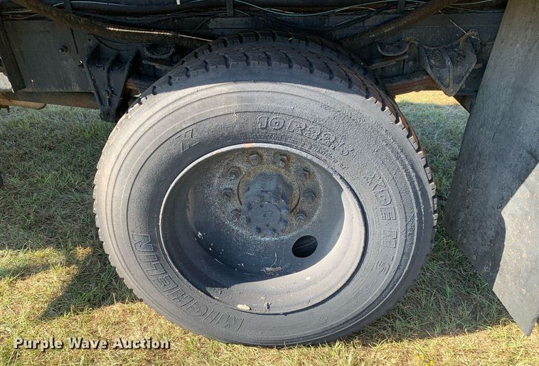 image for item JT9734 1992 International  4700  oil distributor truck