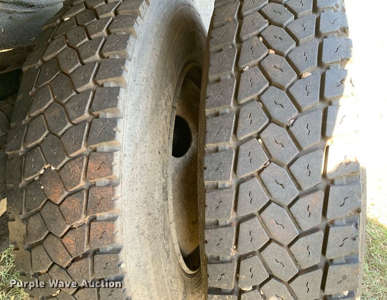 image for item JT9734 1992 International  4700  oil distributor truck