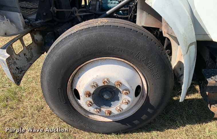 image for item JT9734 1992 International  4700  oil distributor truck