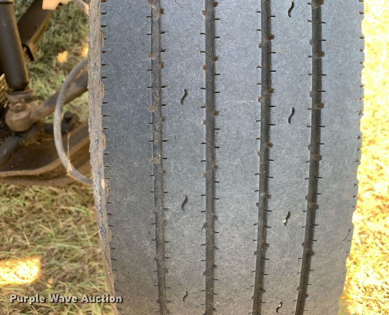 image for item JT9734 1992 International  4700  oil distributor truck