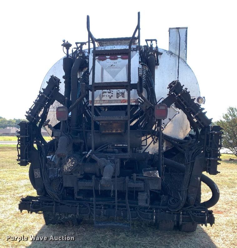 image for item JT9735 2011 Peterbilt  365 oil distributor truck