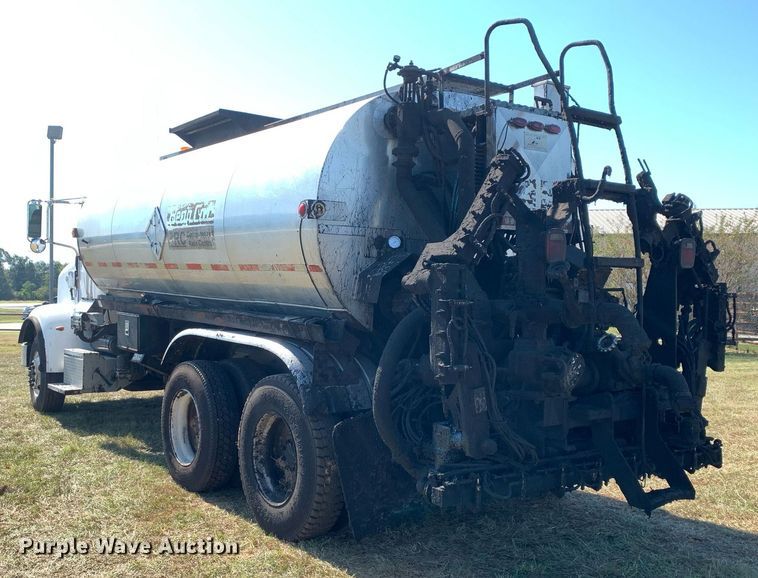 image for item JT9735 2011 Peterbilt  365 oil distributor truck