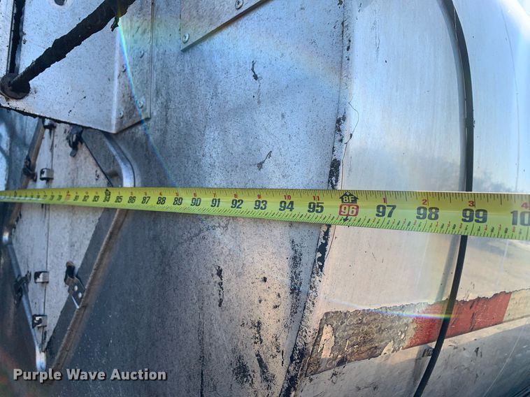 image for item JT9735 2011 Peterbilt  365 oil distributor truck