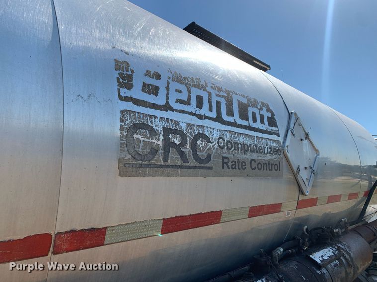 image for item JT9735 2011 Peterbilt  365 oil distributor truck