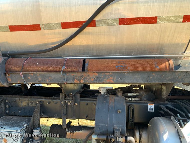 image for item JT9735 2011 Peterbilt  365 oil distributor truck