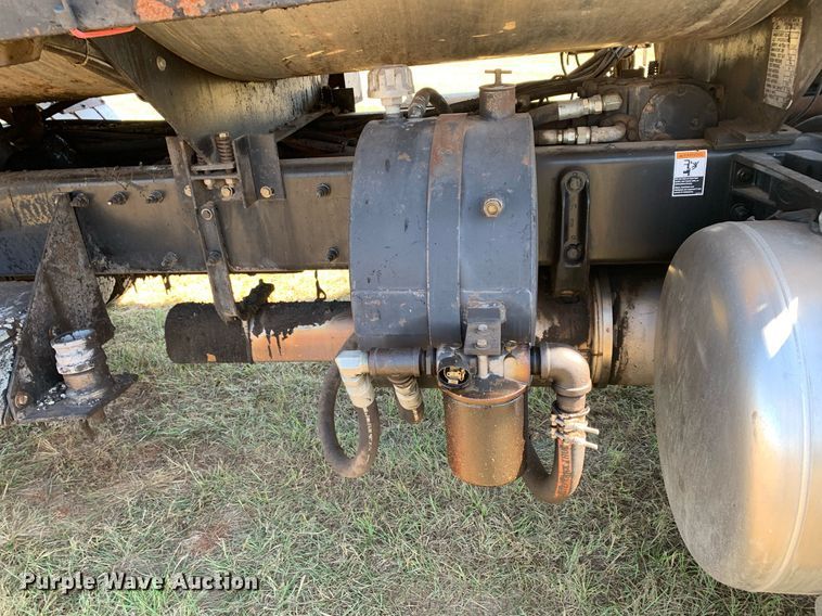 image for item JT9735 2011 Peterbilt  365 oil distributor truck