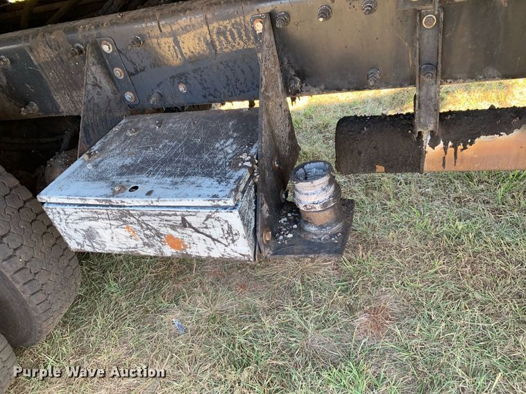 image for item JT9735 2011 Peterbilt  365 oil distributor truck