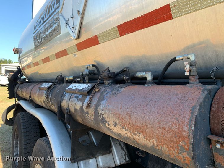 image for item JT9735 2011 Peterbilt  365 oil distributor truck