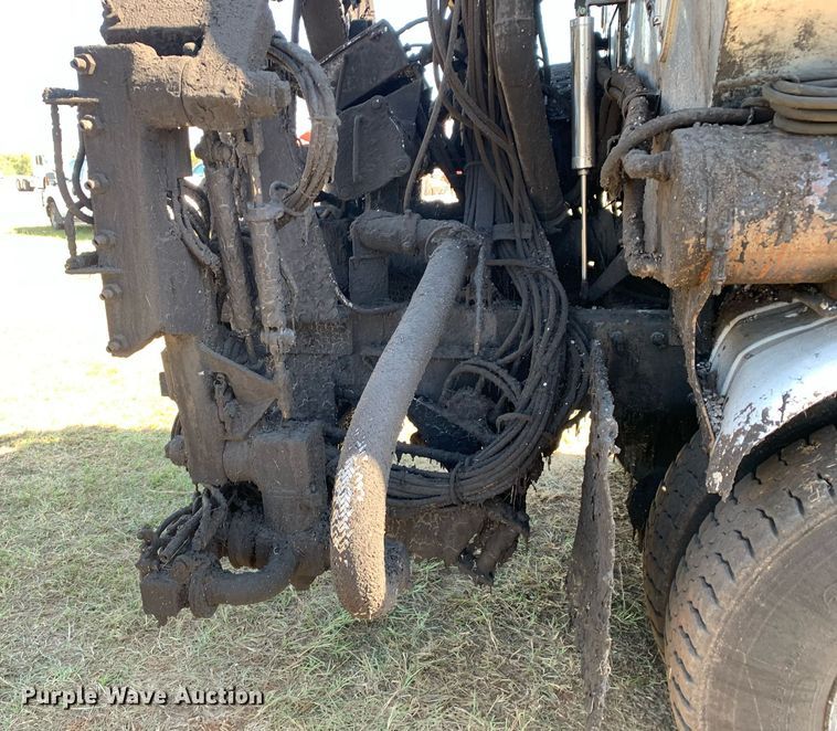 image for item JT9735 2011 Peterbilt  365 oil distributor truck