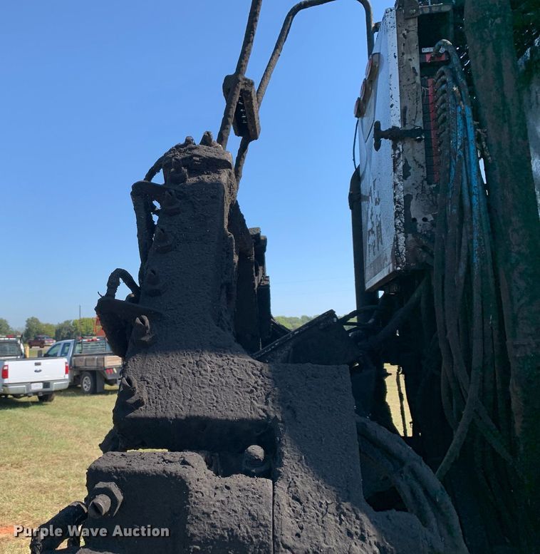 image for item JT9735 2011 Peterbilt  365 oil distributor truck