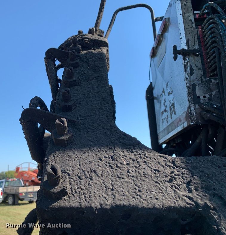 image for item JT9735 2011 Peterbilt  365 oil distributor truck