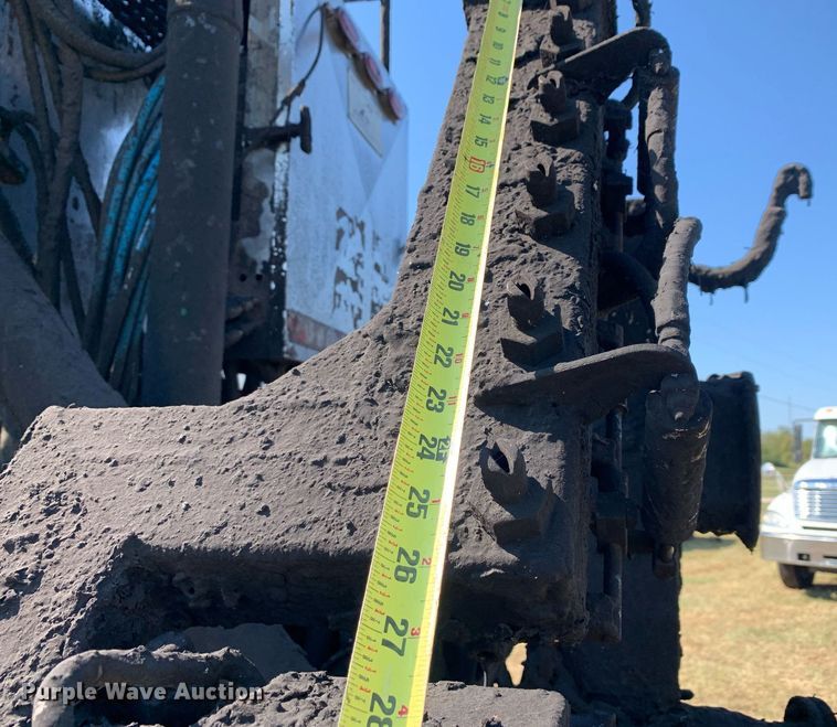 image for item JT9735 2011 Peterbilt  365 oil distributor truck