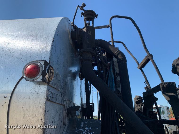 image for item JT9735 2011 Peterbilt  365 oil distributor truck