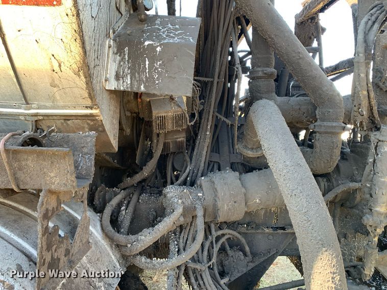 image for item JT9735 2011 Peterbilt  365 oil distributor truck