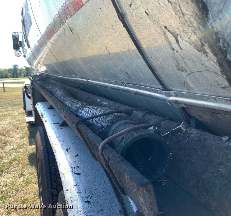 image for item JT9735 2011 Peterbilt  365 oil distributor truck