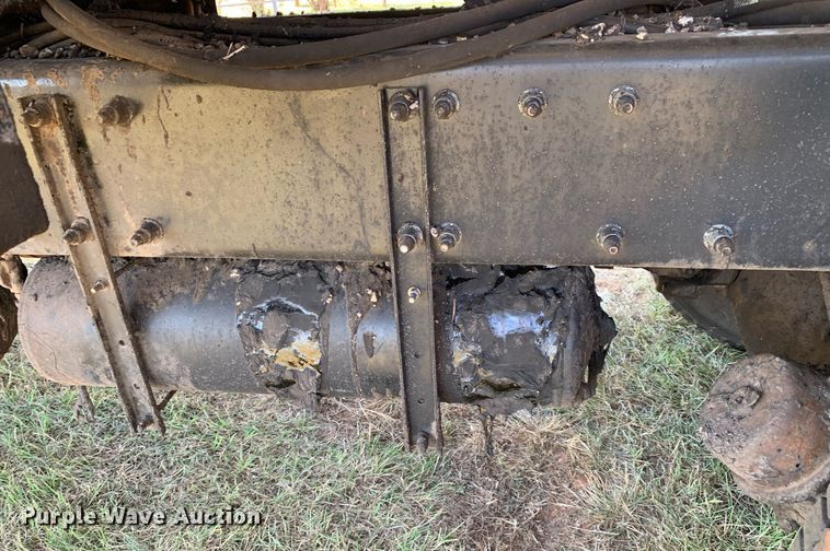 image for item JT9735 2011 Peterbilt  365 oil distributor truck