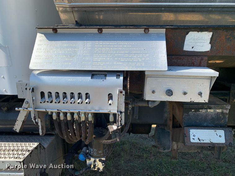 image for item JT9735 2011 Peterbilt  365 oil distributor truck