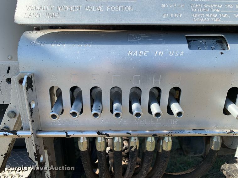 image for item JT9735 2011 Peterbilt  365 oil distributor truck