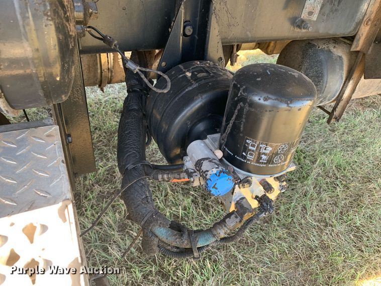 image for item JT9735 2011 Peterbilt  365 oil distributor truck