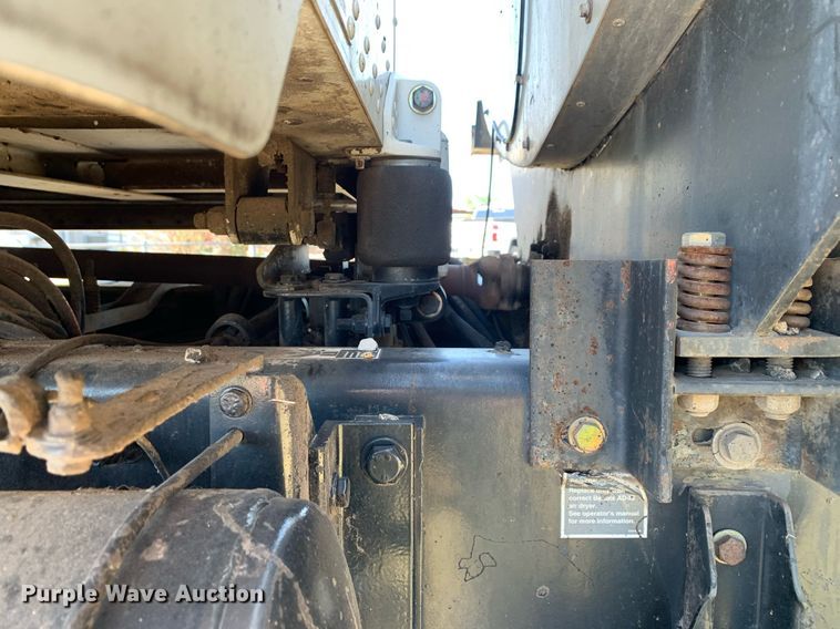 image for item JT9735 2011 Peterbilt  365 oil distributor truck