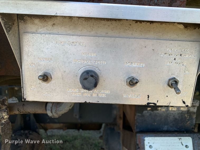 image for item JT9735 2011 Peterbilt  365 oil distributor truck