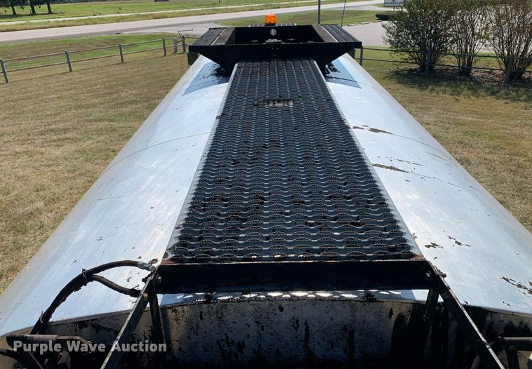 image for item JT9735 2011 Peterbilt  365 oil distributor truck