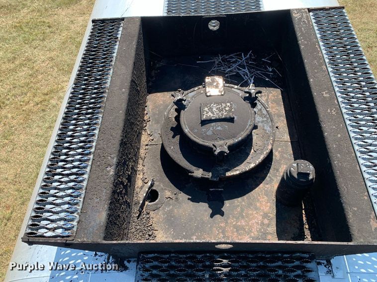 image for item JT9735 2011 Peterbilt  365 oil distributor truck