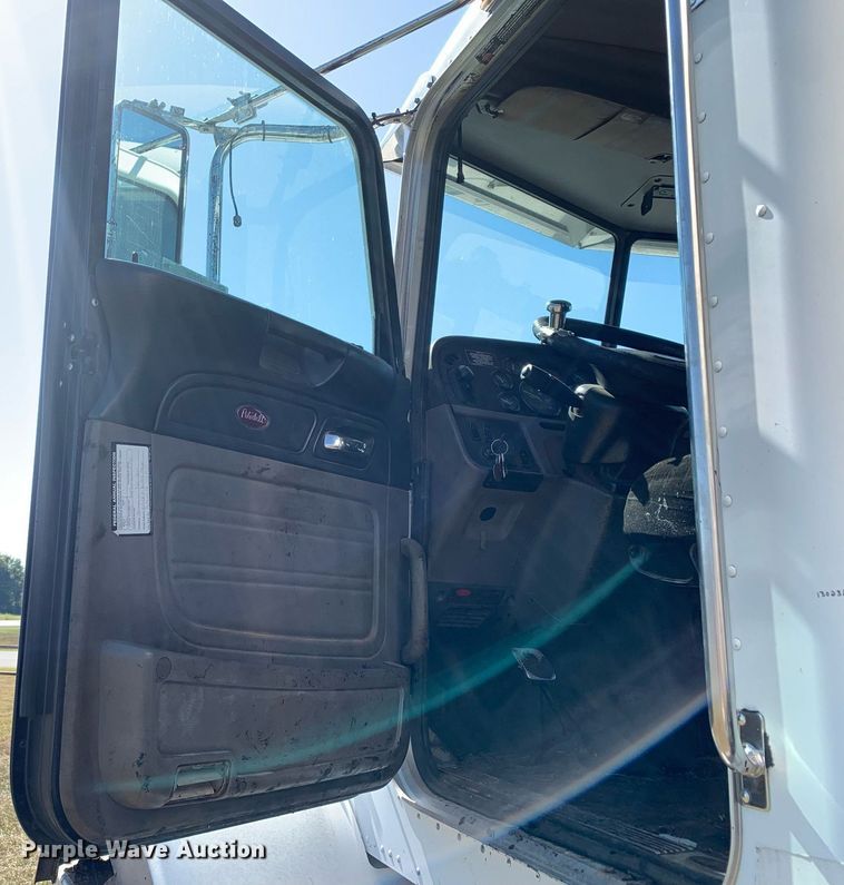 image for item JT9735 2011 Peterbilt  365 oil distributor truck