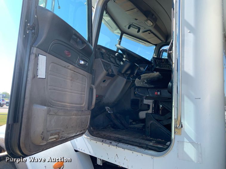 image for item JT9735 2011 Peterbilt  365 oil distributor truck