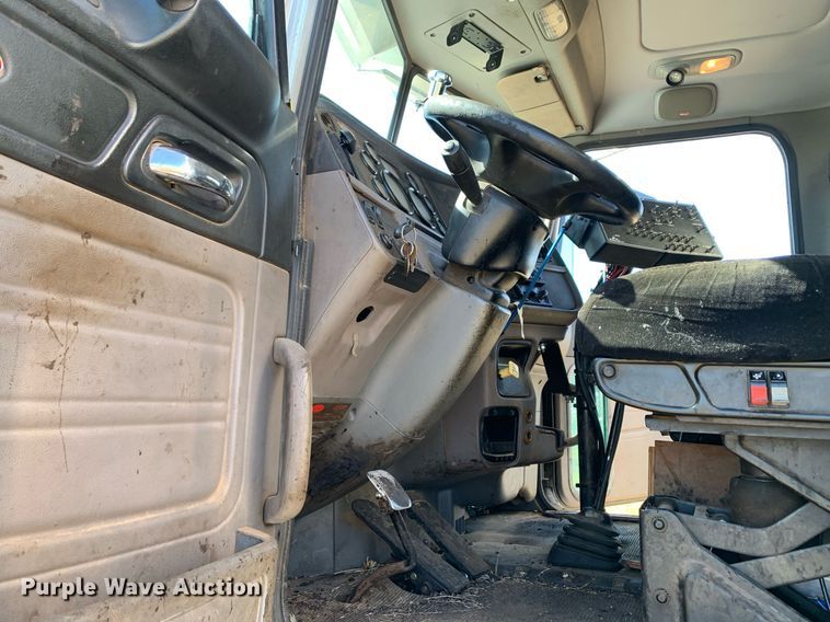 image for item JT9735 2011 Peterbilt  365 oil distributor truck