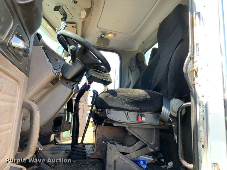 image for item JT9735 2011 Peterbilt  365 oil distributor truck